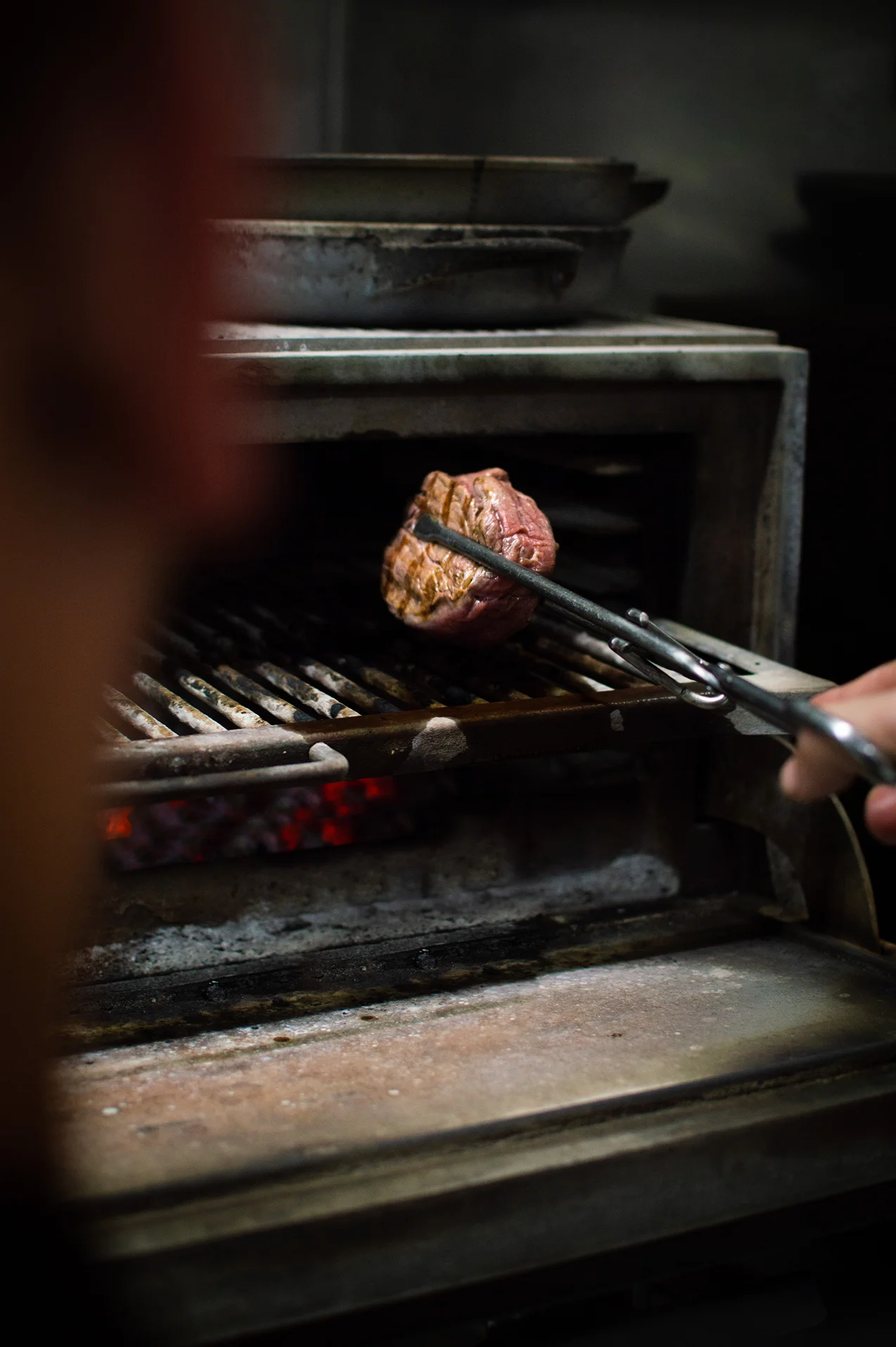 Solomillo de vaca servido a la piedra caliente con patatas fritas