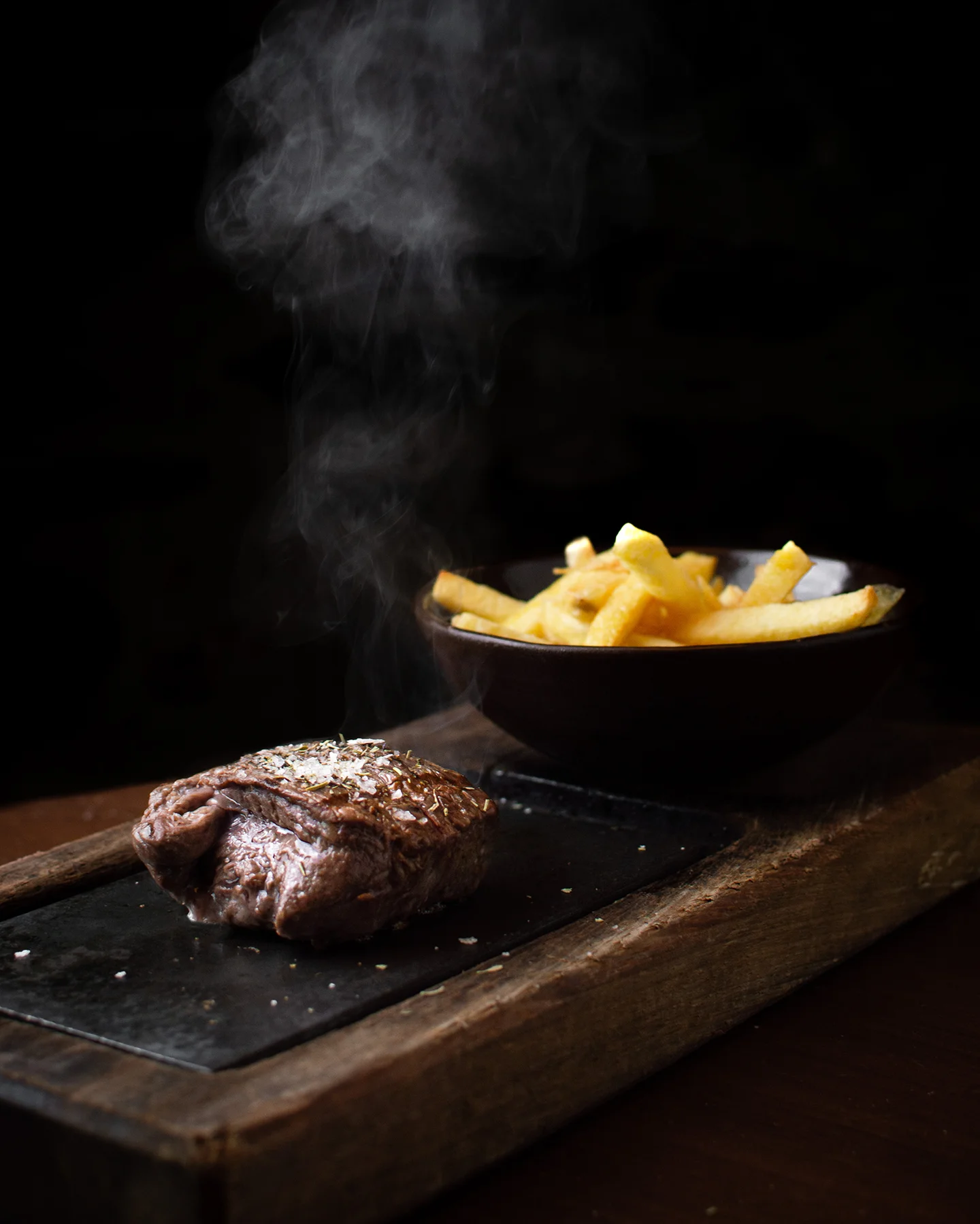 Solomillo de vaca servido a la piedra caliente con patatas fritas