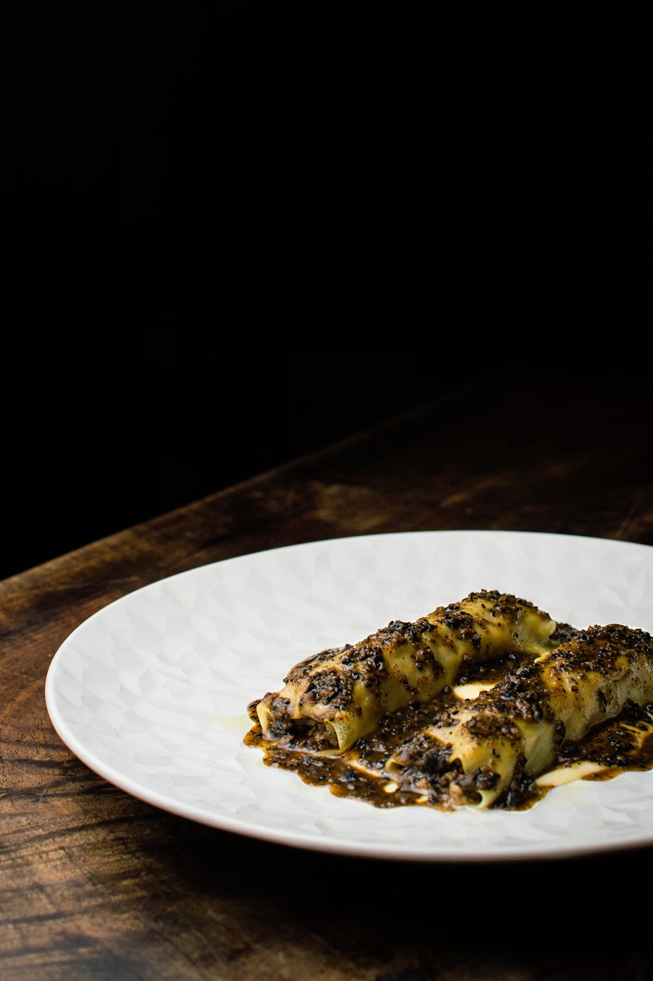 Canelones de carne, boletus y foie con trufa y salsa de parmesano