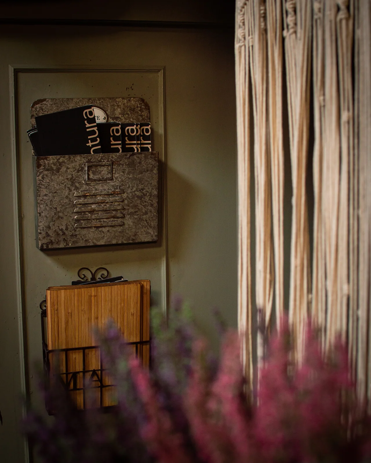 Un rincón del comedor, entre cortinas y flores