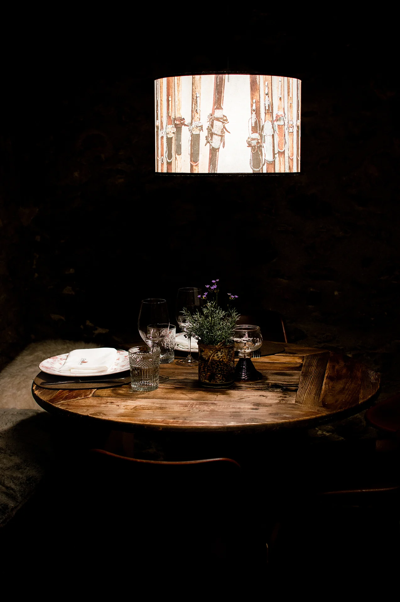 Una mesa en un rincón más íntimo de la casa