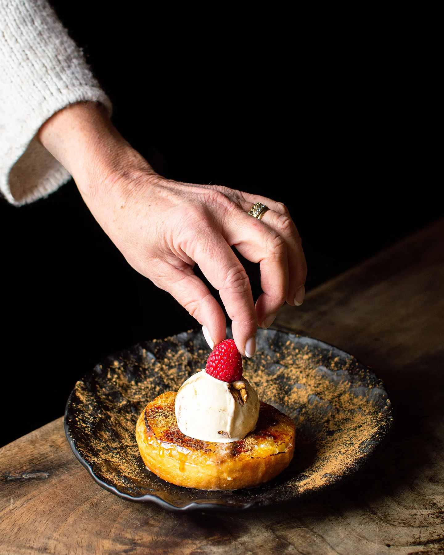 Torrija de donut con helado de leche merengada