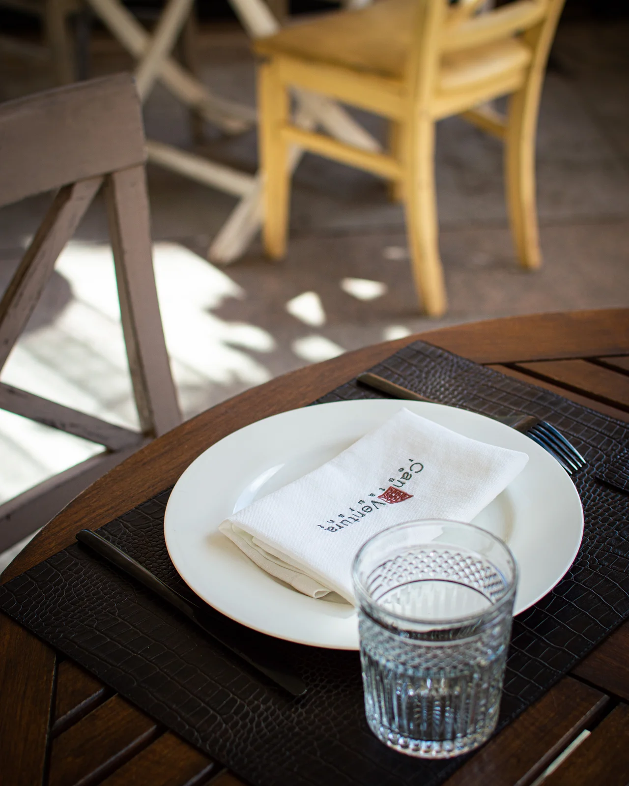 Una mesa preparada junto a la ventana