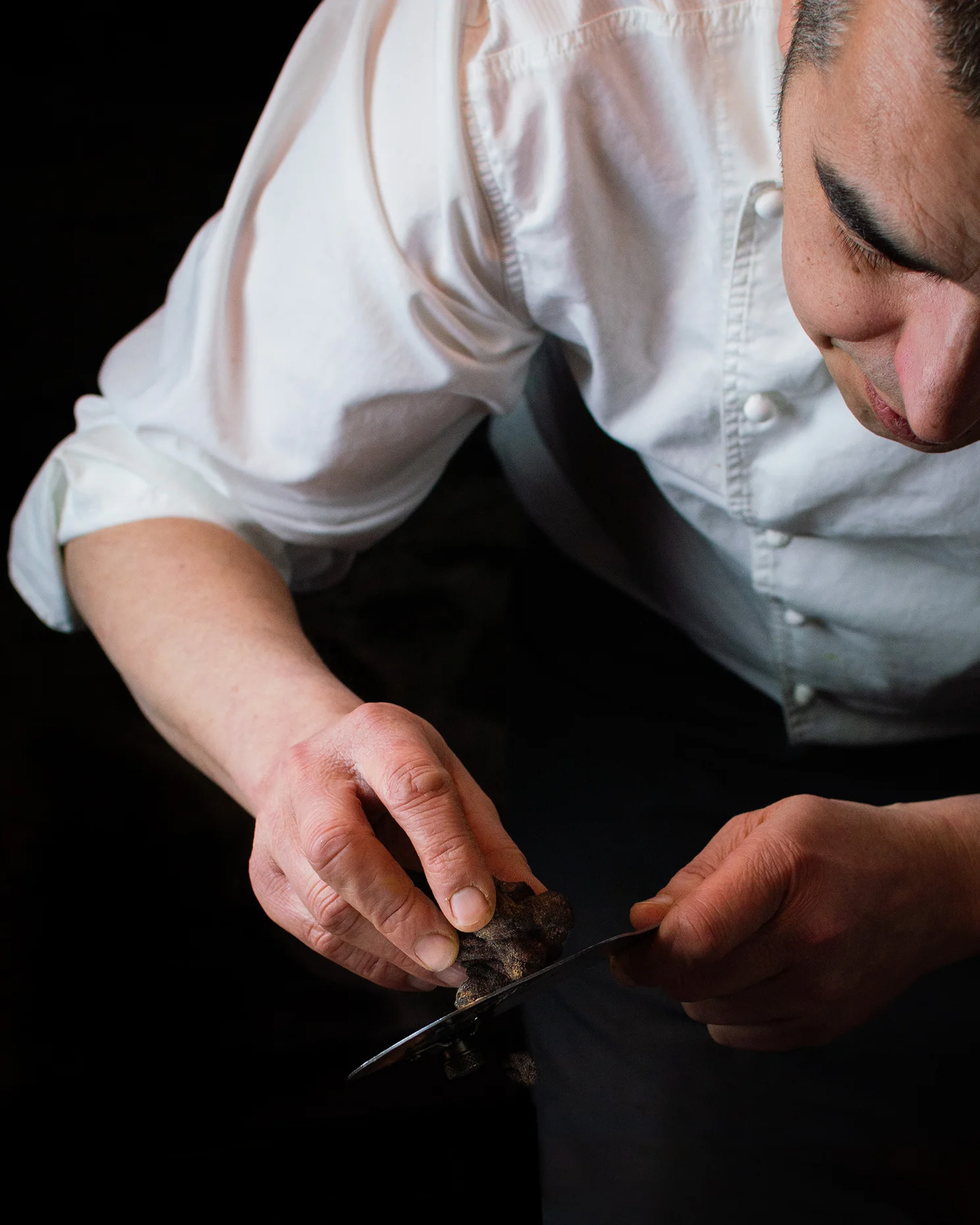 El cocinero de Can Ventura trabajando con una trufa en la cocina