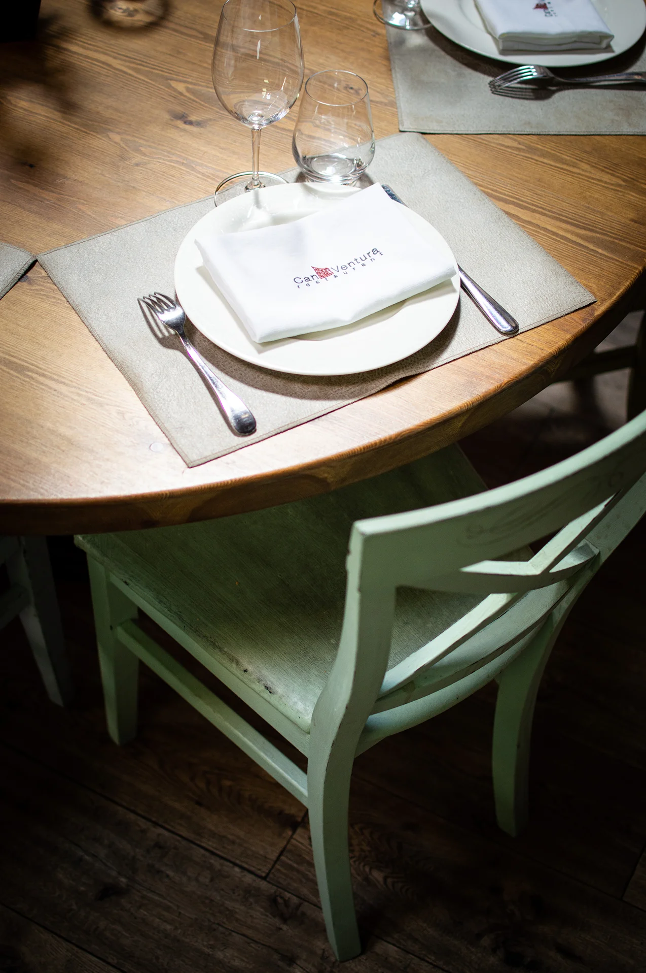 Una mesa y una de las sillas verdes de la casa