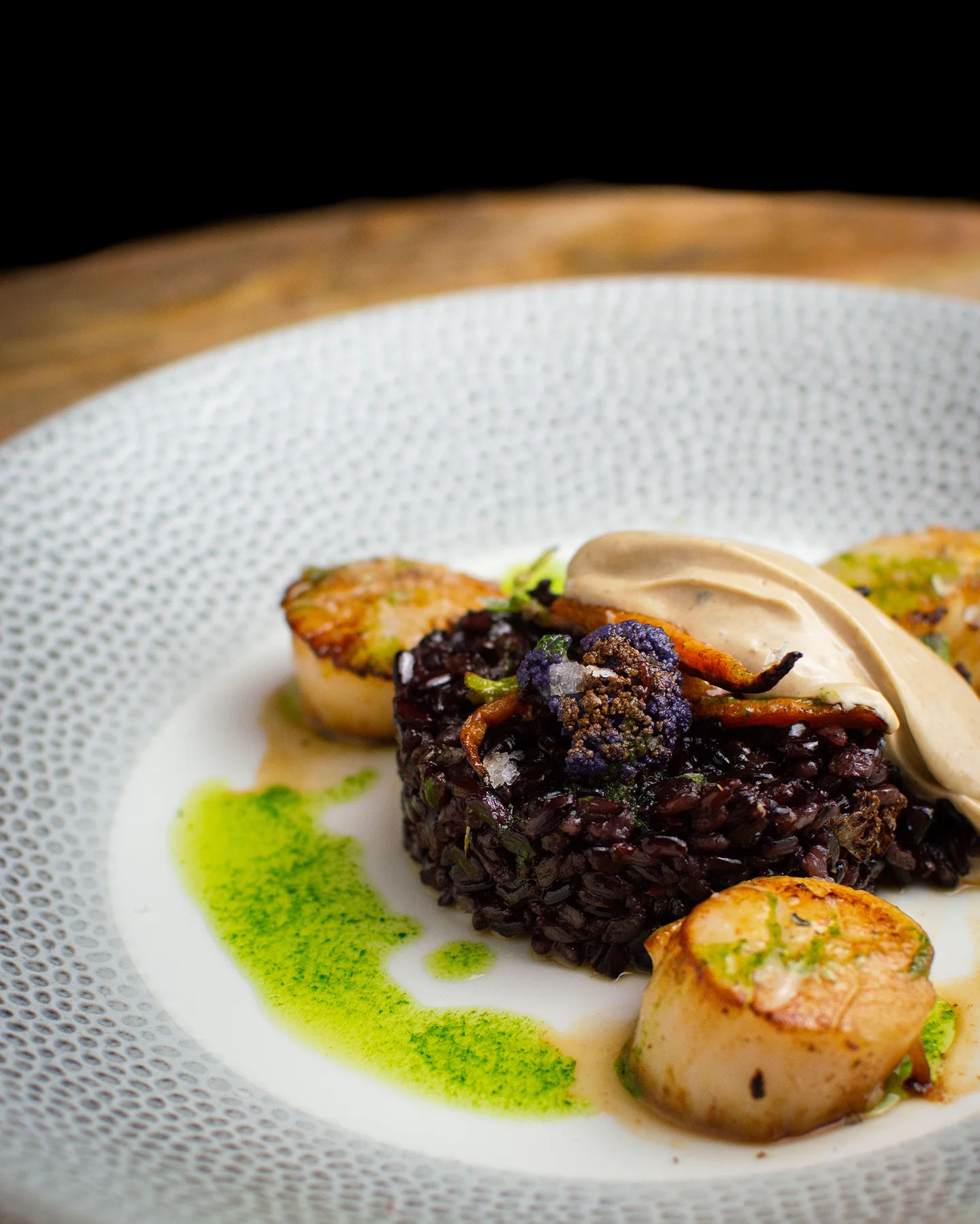 Vieiras con arroz Venere y mayonesa de ajo negro