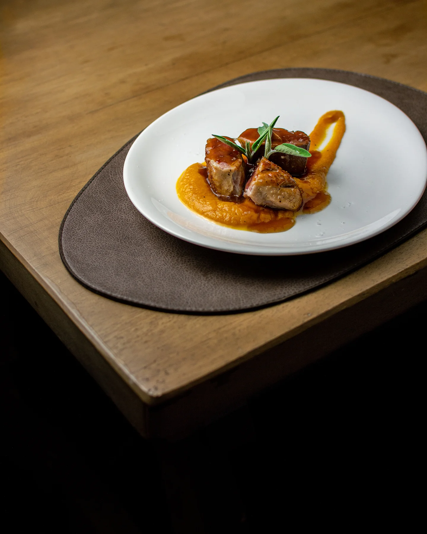 Magret de pato con puré de calabaza y ratafía Rufaca