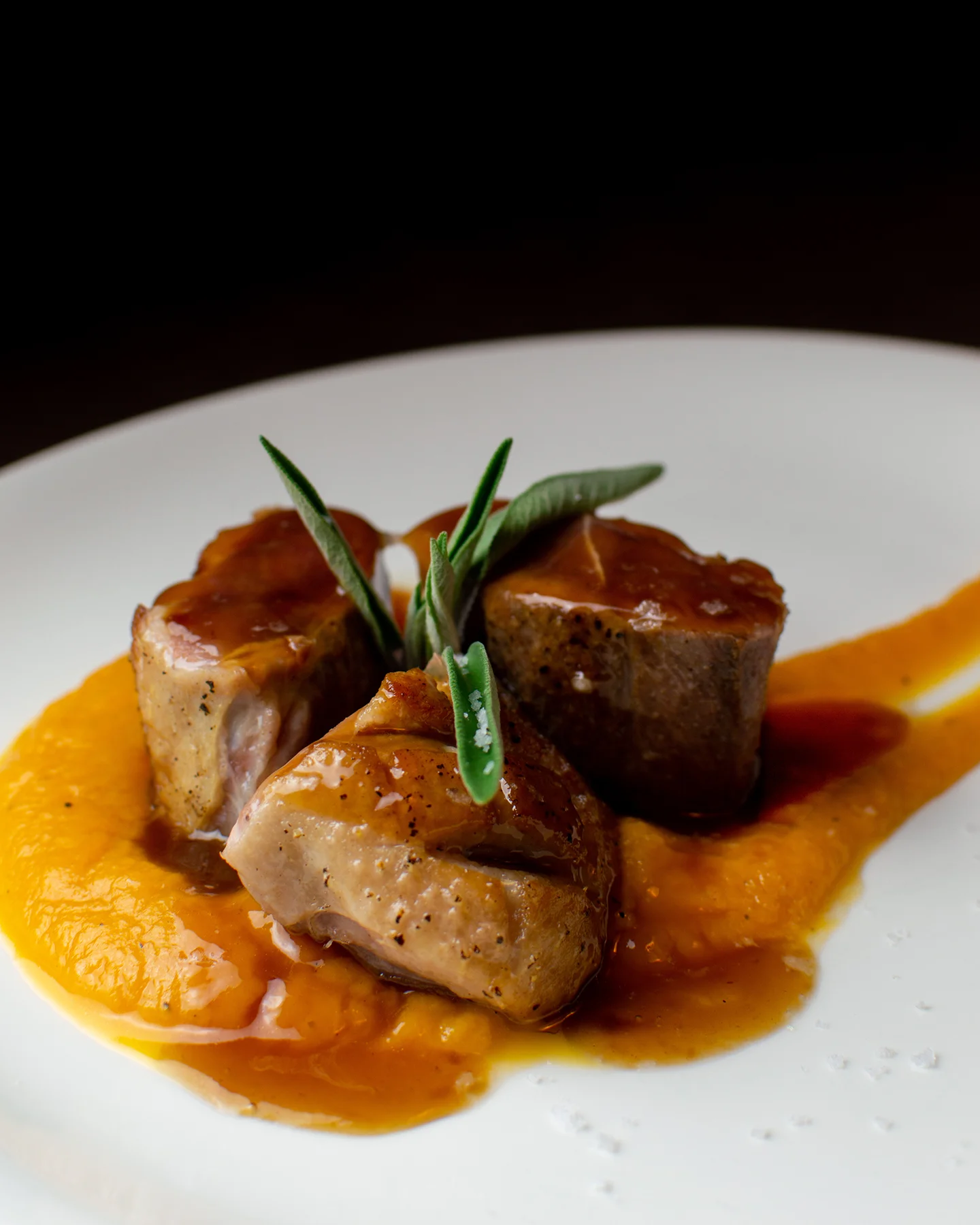 Magret de pato con puré de calabaza y ratafía Rufaca