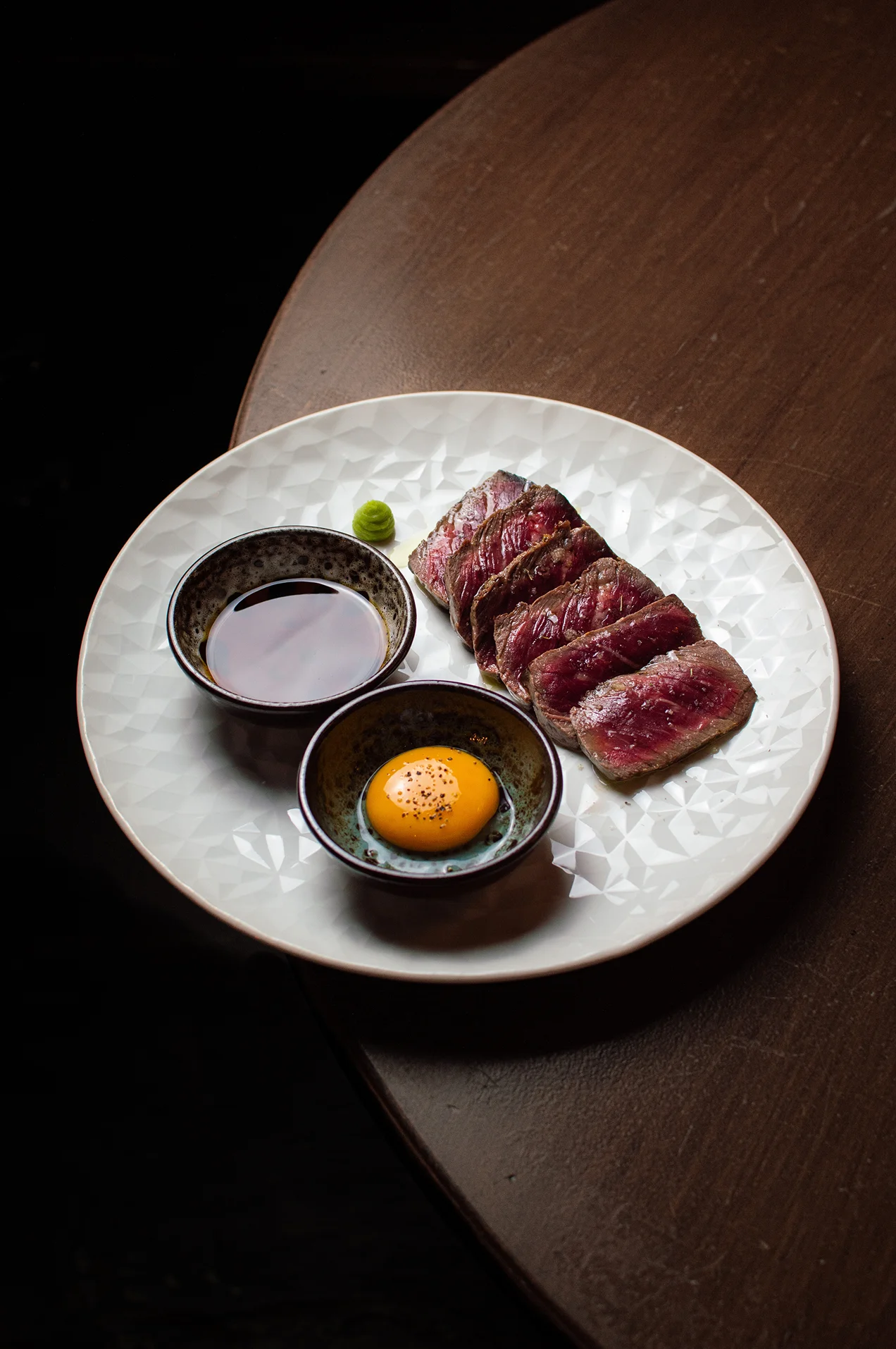 Rumpsteak de ternera con yema de huevo y salsa ponzu