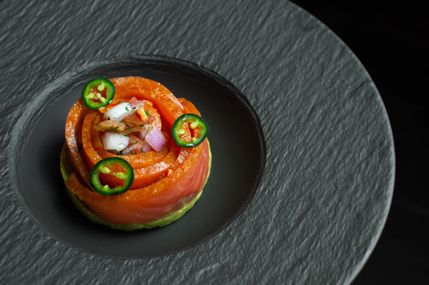 Salmón marinado con crema de aguacate, pico de gallo y jalapeños