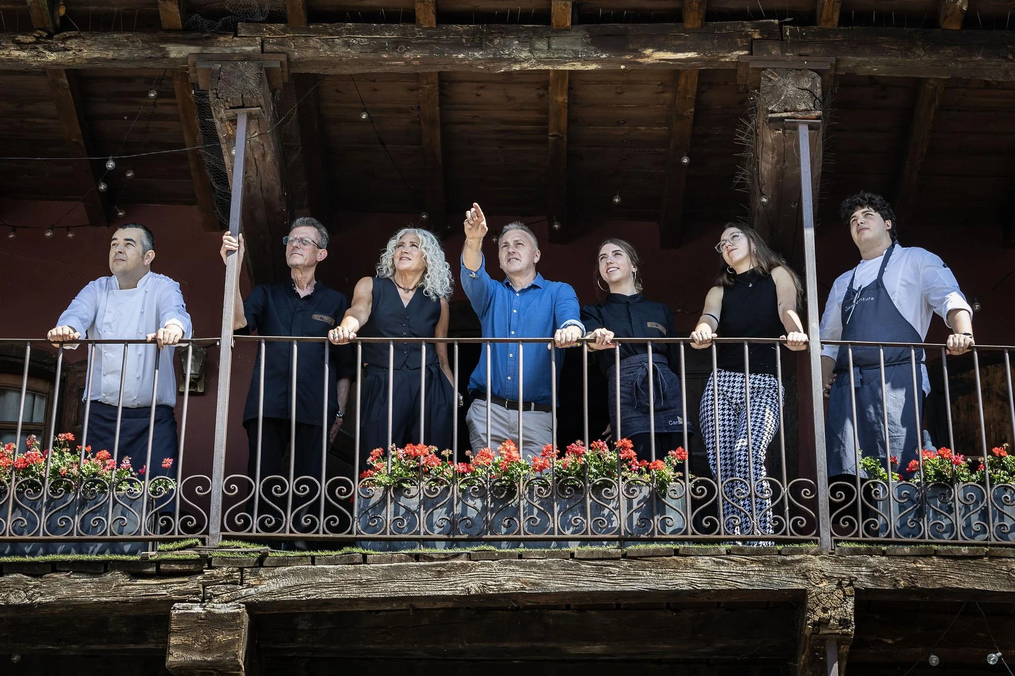 La familia y el equipo de Can Ventura en el balcón del restaurante